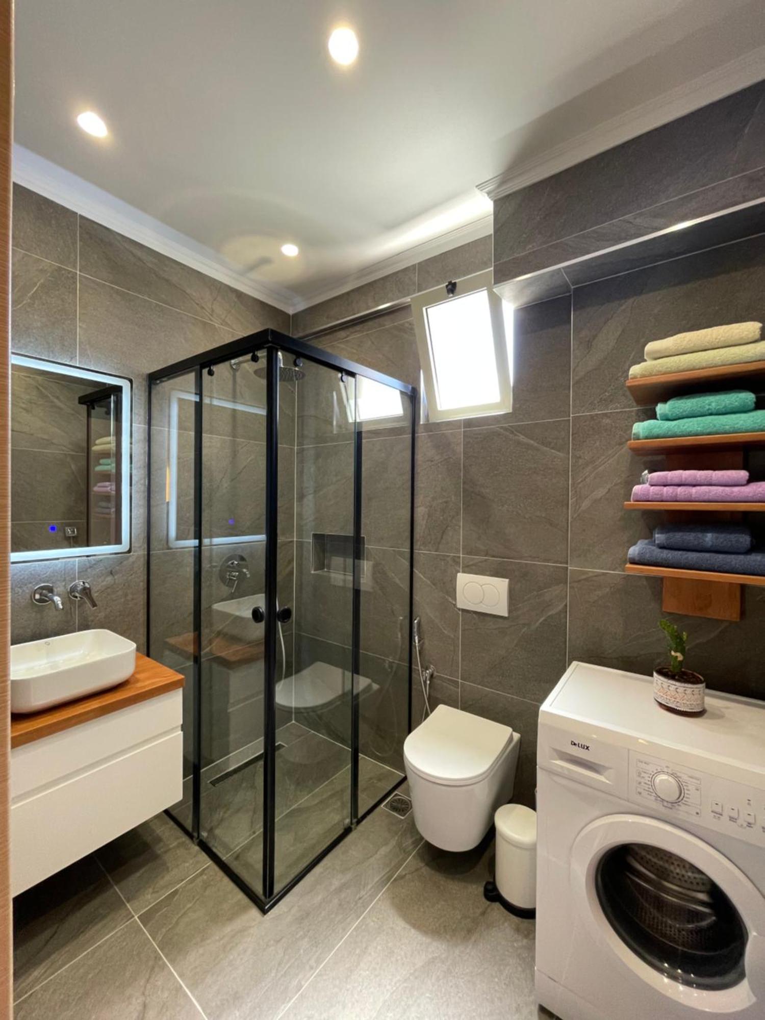 George Apartments Himare Luaran gambar