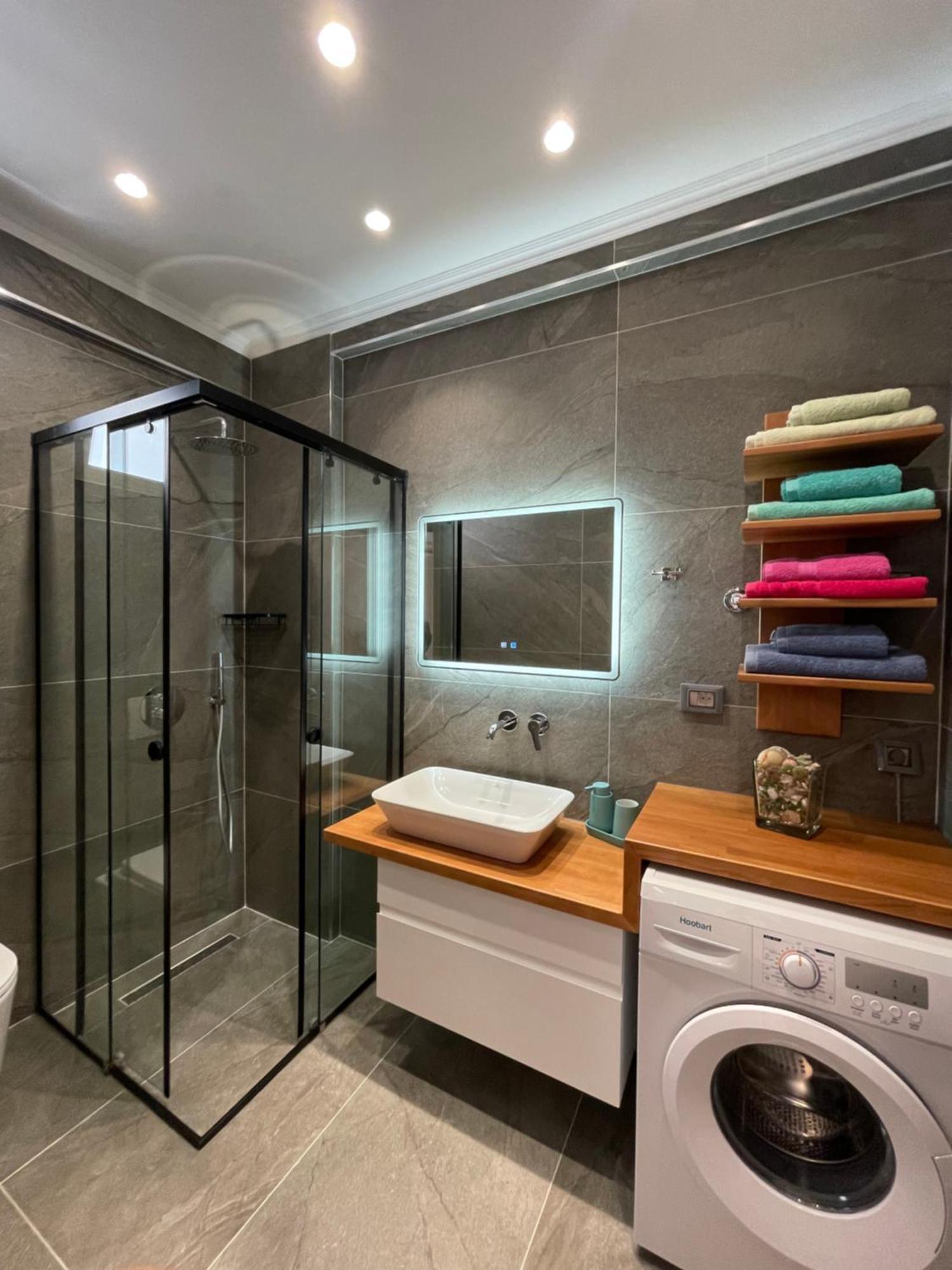George Apartments Himare Luaran gambar