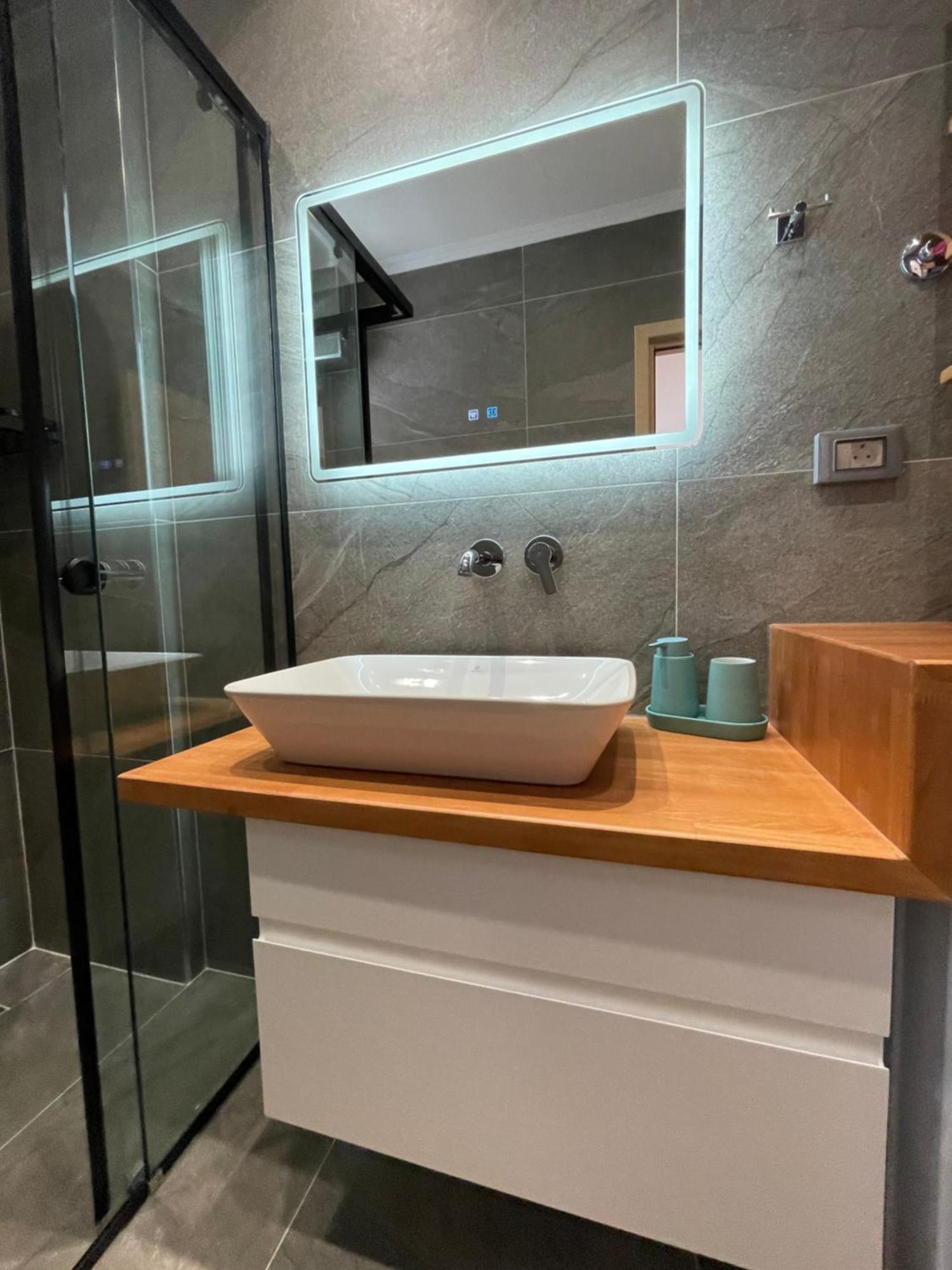George Apartments Himare Luaran gambar