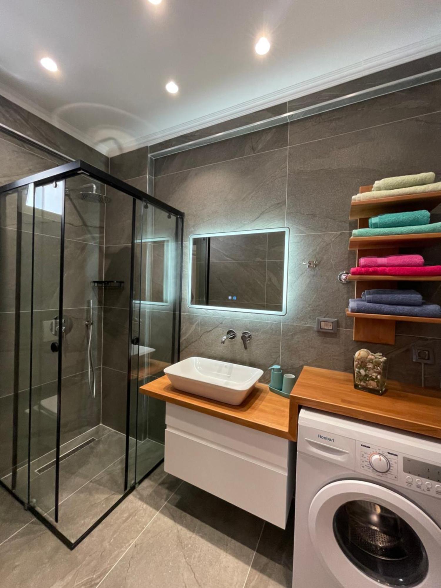 George Apartments Himare Luaran gambar