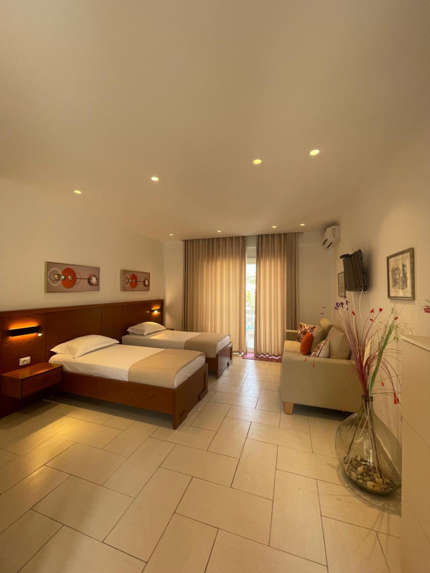 George Apartments Himare Luaran gambar
