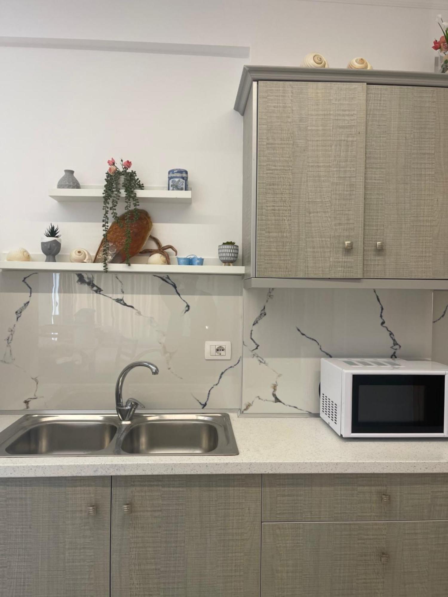 George Apartments Himare Luaran gambar