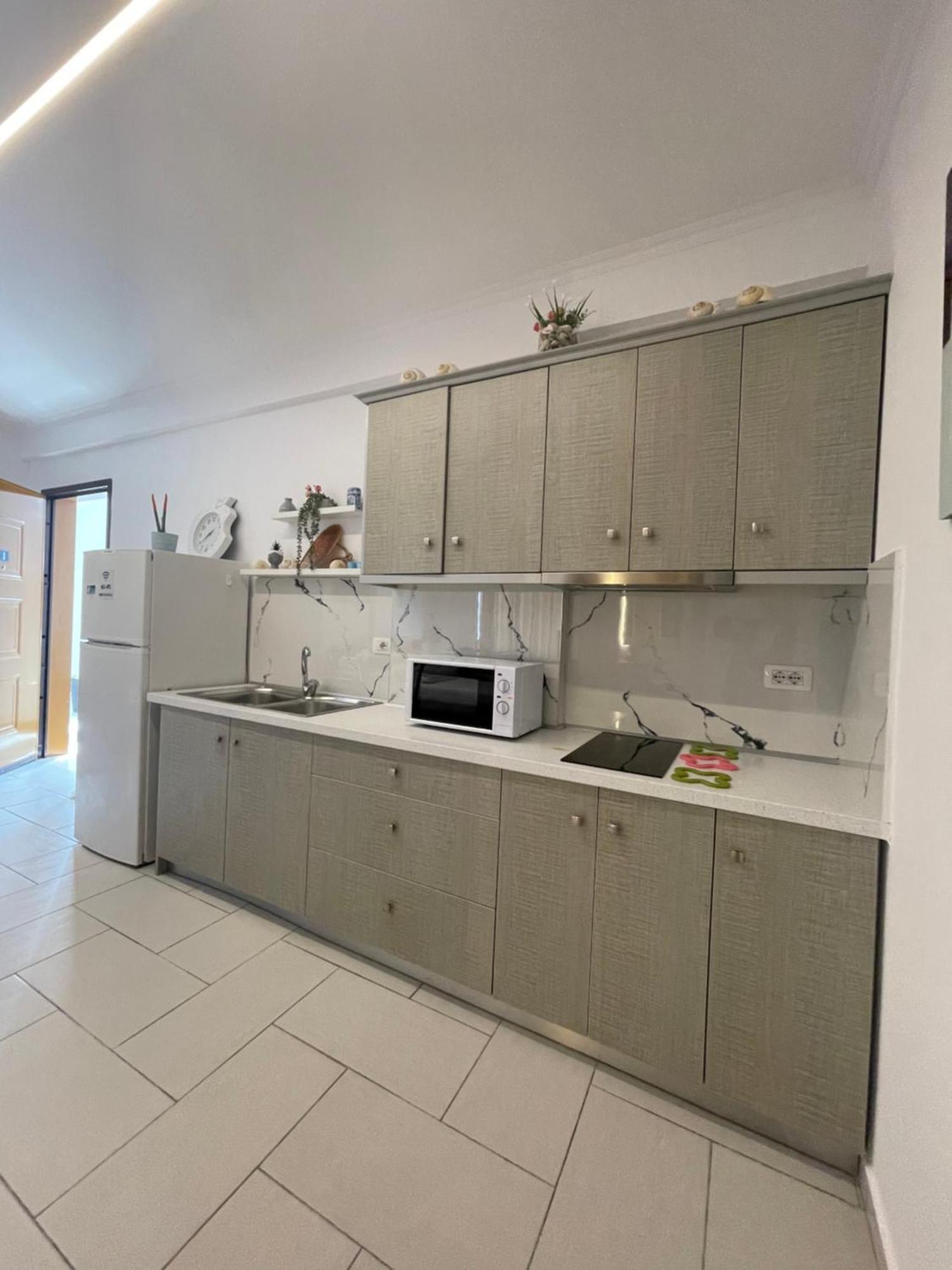 George Apartments Himare Luaran gambar
